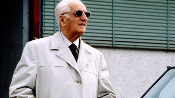 Enzo Ferrari své automobilce i světu chybí již 30 let. Připomeňte si legendu