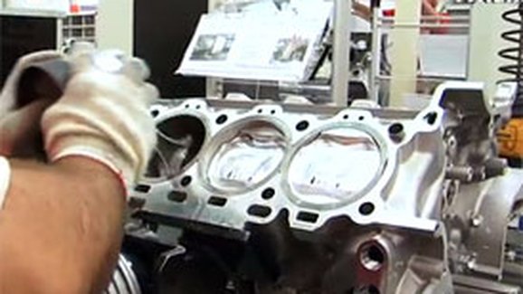 Video: Jak se staví motor Ferrari 458 Italia?