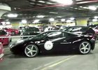 Video: 140 Ferrari v jedné garáži