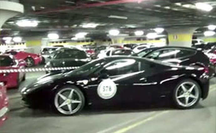 Video: 140 Ferrari v jedné garáži