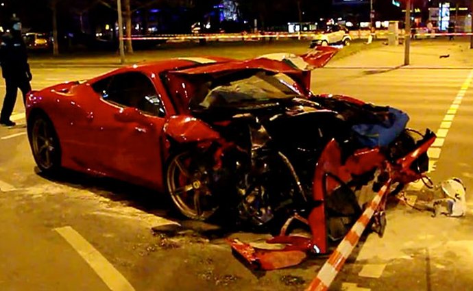 Video: První vážná nehoda Ferrari 458 Speciale