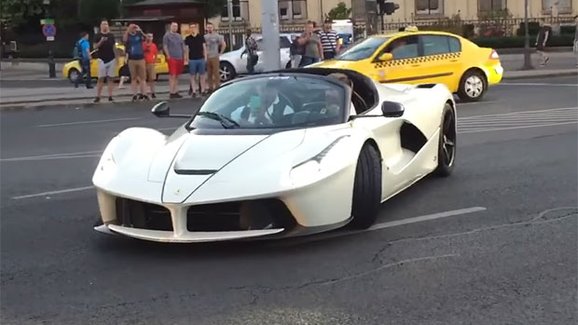 Hloupé chování řidiče LaFerrari Aperta: Dělal špatnou reklamu značce, ohrožoval přítomný dav