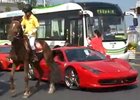Video: Ferrari 458 vs. vzpínající se kůň