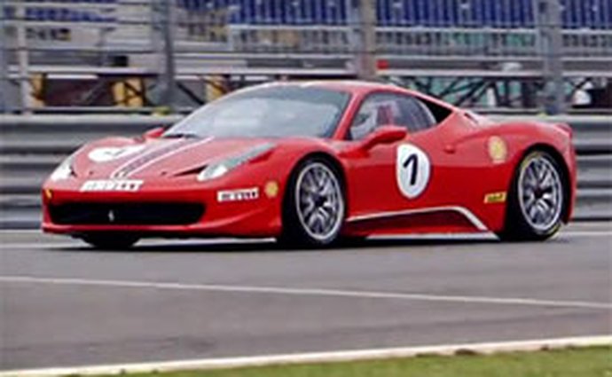 Video: Ferrari 458 Challenge – Rozený závodník