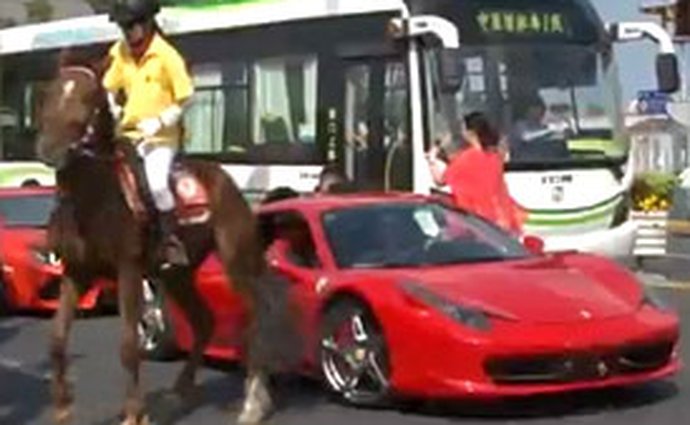 Video: Ferrari 458 vs. vzpínající se kůň