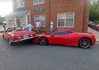 Peklo je, když… zaparkujete klasický mercedes na Ferrari 458 Speciale