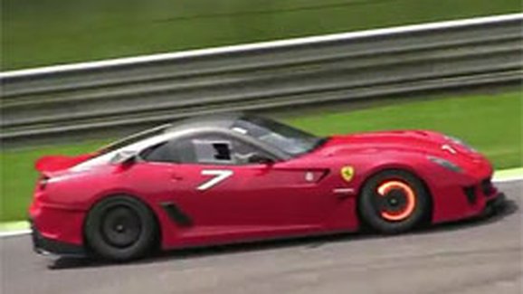 Video: Řvoucí Ferrari FXX a 599XX v Monze