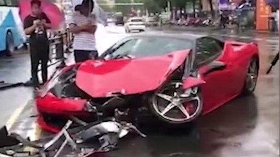 Řidička vyrazila do deštivých ulic ve Ferrari s vypnutou kontrolou trakce. Dopadlo to dle očekávání