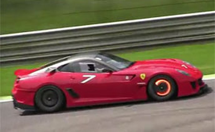 Video: Řvoucí Ferrari FXX a 599XX v Monze