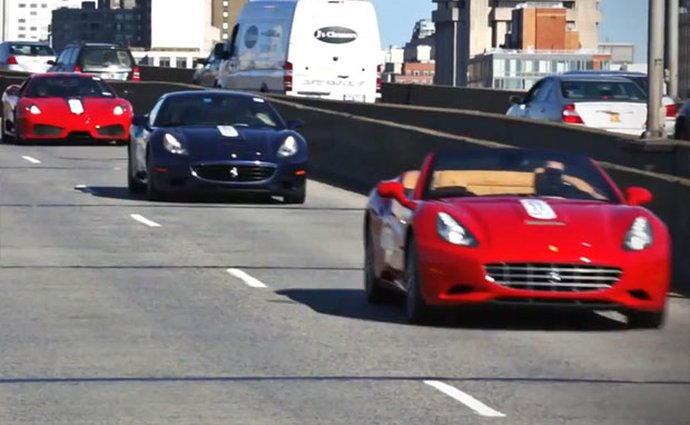 Video: 65 Ferrari projíždělo New Yorkem