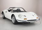 Bílé Ferrari Dino 246 GTS po Rossu Brawnovi stojí ranec, 19 milionů korun