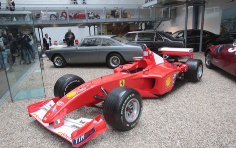 Ferrari F2001  *Dvojnásobný šampion z roku 2001 patří mezi nejúspěšnější aktéry šampionátu formule 1 v historii. Pilotovali ho Michael Schumacher a Rubens Barrichello. Je na prodej za 1 100 000 euro.