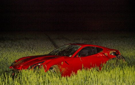 Červené Ferrari 599 GTB nejdříve vrazilo do stromu, pak skončilo v poli.