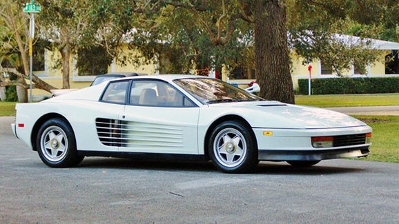 Bílé Ferrari Testarossa ze seriálu Miami Vice: Prodá se za 45 milionů, nebo ne?