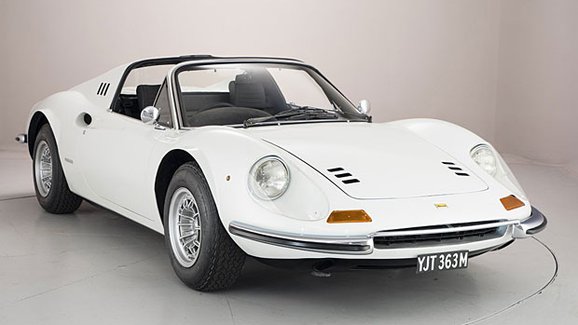 Bílé Ferrari Dino 246 GTS po Rossu Brawnovi stojí ranec, 19 milionů korun