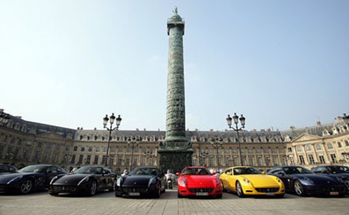 Ferrari zakončilo pařížský autosalon spanilou jízdou městem