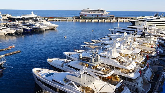 Ferretti je největším výrobcem luxusních jachet na světě. Vlastní značky Pershing, Riva či CRN a lodě vyrábí v šesti loděnicích v Itálii. Ferretti je největším výrobcem luxusních jachet na světě. Vlastní značky Pershing, Riva či CRN a lodě vyrábí v šesti loděnicích v Itálii.