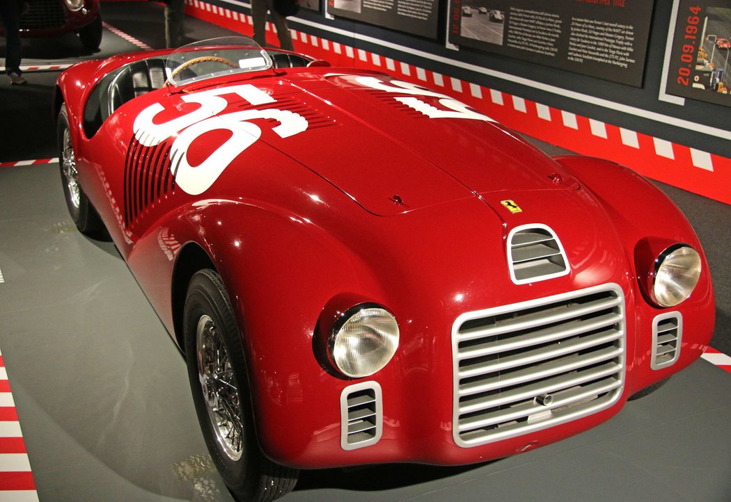 Model S 125 s dvanáctiválcovým motorem z roku 1947 je vůbec prvním vozem Ferrari. Ocenit jeho krásu můžete na vlastní oči v maranellském Musei Ferrari.