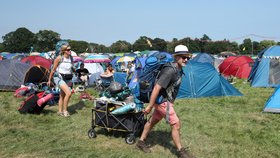 Festival Latitude v Británii - lidé chodí bez roušek a tancují v davech