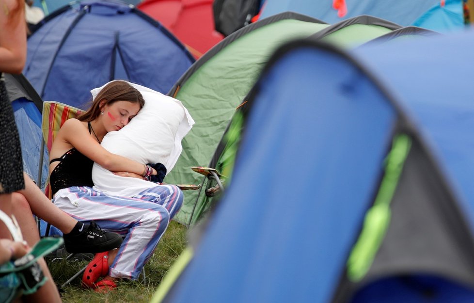 Festival Latitude v Británii - lidé chodí bez roušek a tancují v davech