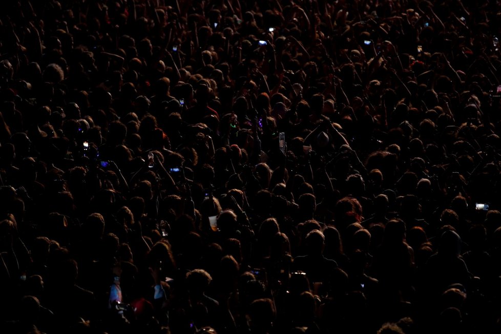 Festival Latitude v Británii - lidé chodí bez roušek a tancují v davech