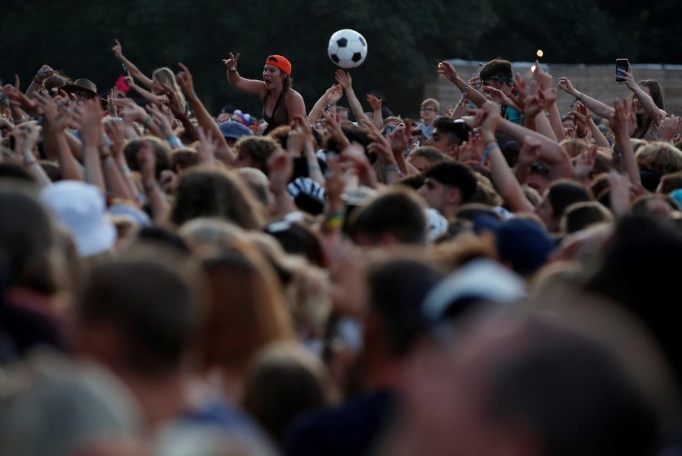 Festival Latitude v Británii - lidé chodí bez roušek a tancují v davech