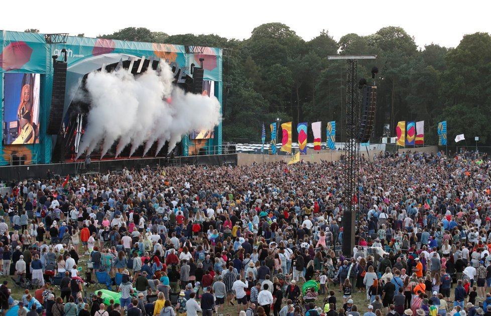 Festival Latitude v Británii - lidé chodí bez roušek a tancují v davech