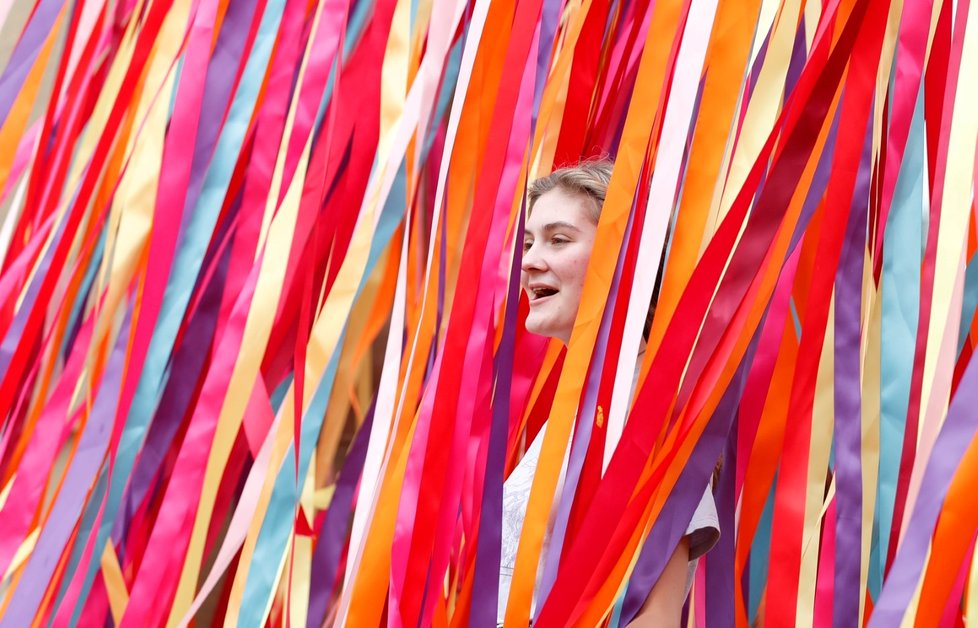 Festival Latitude v Británii - lidé chodí bez roušek a tancují v davech