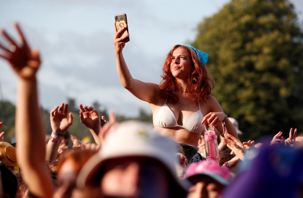 Festival Latitude v Británii - lidé chodí bez roušek a tancují v davech