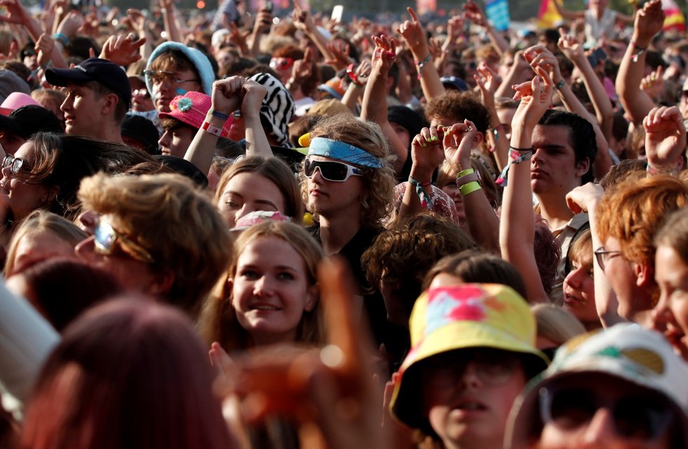 Festival Latitude v Británii - lidé chodí bez roušek a tancují v davech