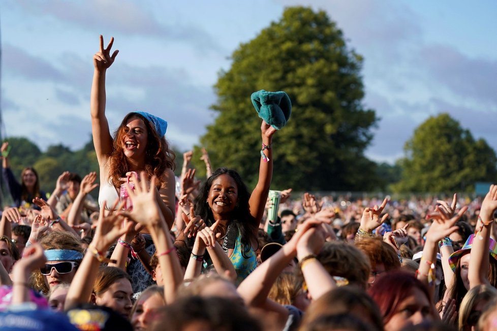 Festival Latitude v Británii - lidé chodí bez roušek a tancují v davech