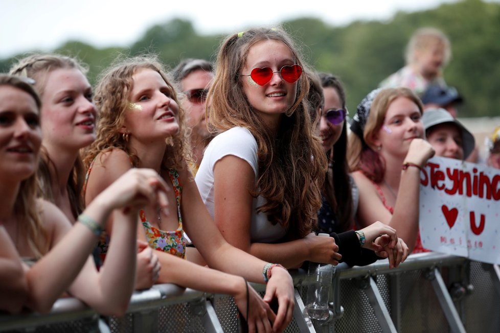 Festival Latitude v Británii - lidé chodí bez roušek a tancují v davech