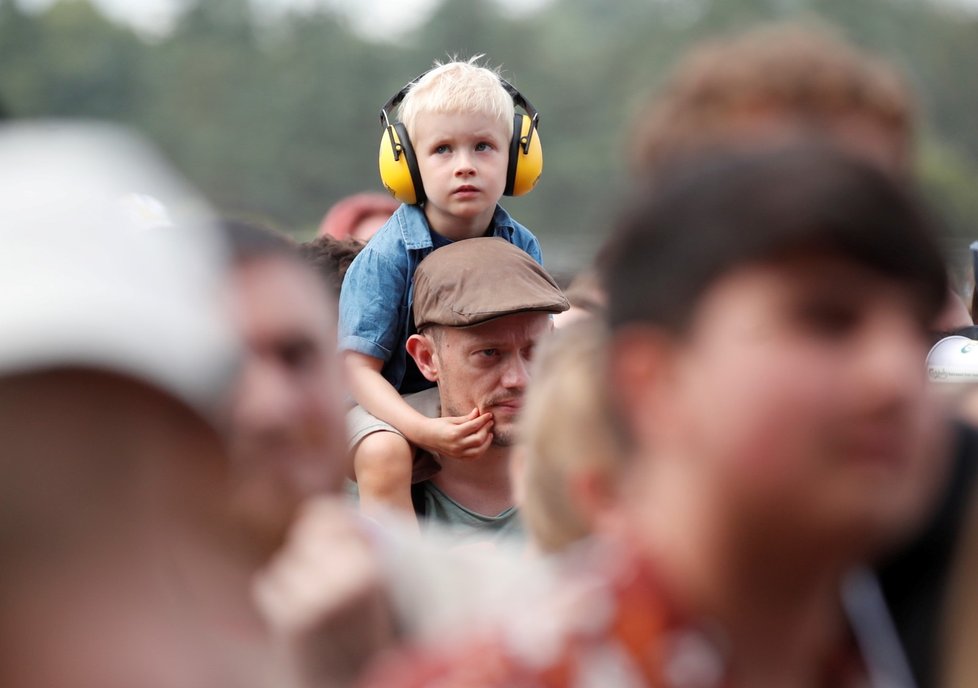 Festival Latitude v Británii - lidé chodí bez roušek a tancují v davech