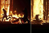 Muže na pouštním festivalu pohltily plameny: Hasiči za ním vyběhli do inferna, aby ho zachránili