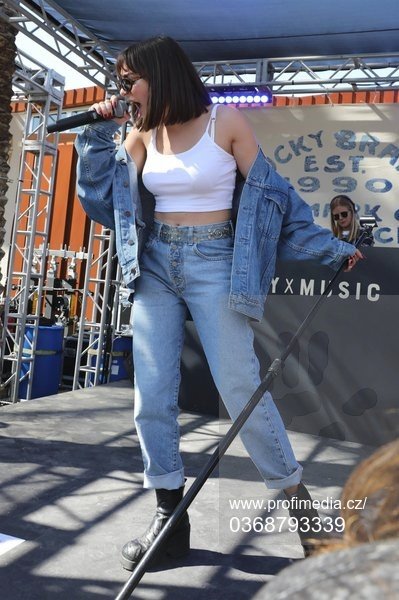 V pěkném džínovém outfitu zazpívala Charli XCX.