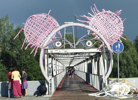 Vstupní brána na most vedoucí k hlavní scéně festivalu of Ostrava se dá jen těžko přehlédnout