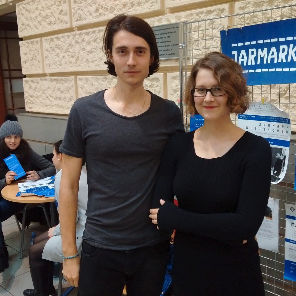 Jeden ze zájemců o dobrovolnickou činnost Patrik Salát s organizátorkou Danou Krnáčovou.