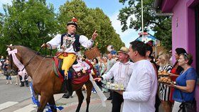 Folklorní festival Slovácký rok 18. srpna 2019 v Kyjově zpestřila jízda králů v podání chasy z nedalekých Skoronic. Mladého krále v dívčím kroji s růží v ústech tradičně doprovází 25 jezdců.