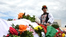 Tradiční kroje a barevné stuhy udělaly z festivalu nádhernou podívanou