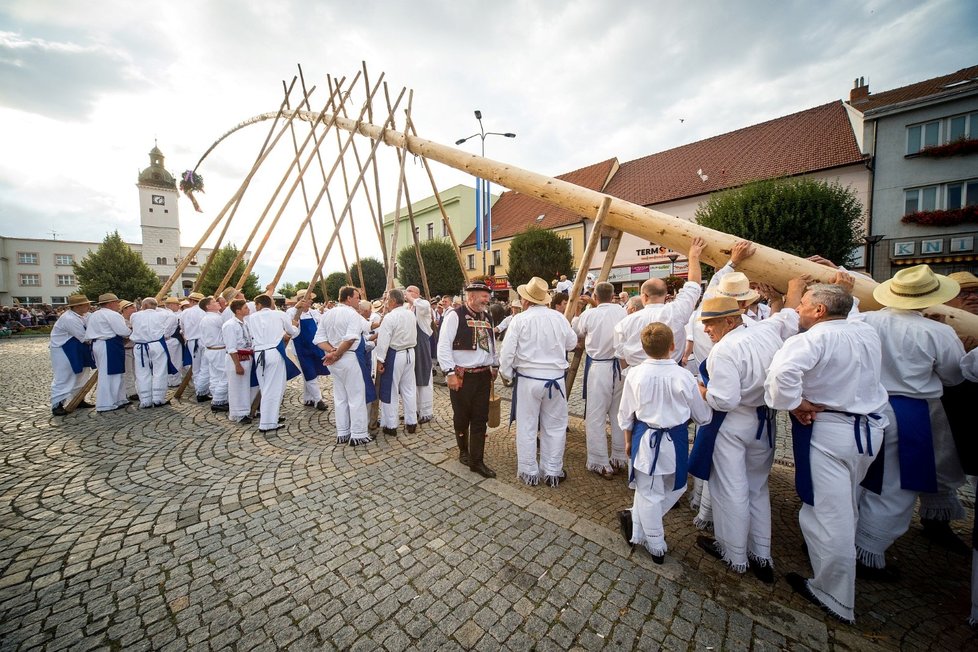 Chasa se Skoronic staví na náměstí v Kyjově slavnostní máj (17.8.2019)