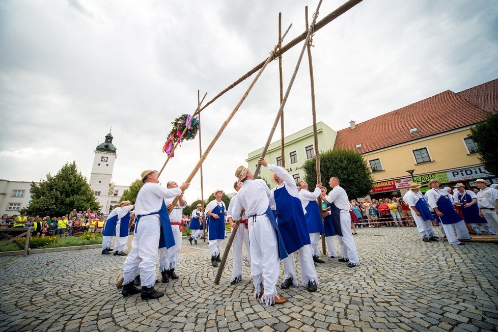 Chasa se Skoronic staví na náměstí v Kyjově slavnostní máj (17.8.2019)