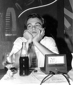 Mamánek Leonardo DiCaprio a jeho sladkých osmnáct. Kdo by hádal, že jednou vtrhne do kin jako hladový a nebezpečný vlk.