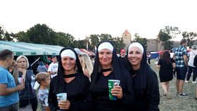 Na rozdíl od jiných podobných hudebních akcí mohli návštěvníci festivalu Hrady CZ přijít v kostýmech.