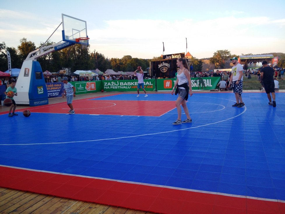 Zajímavostí letošního brněnského ročníku bylo basketbalové hřiště, kde probíhal turnaj o podepsané tričko olympionika Tomáše Satoranského.