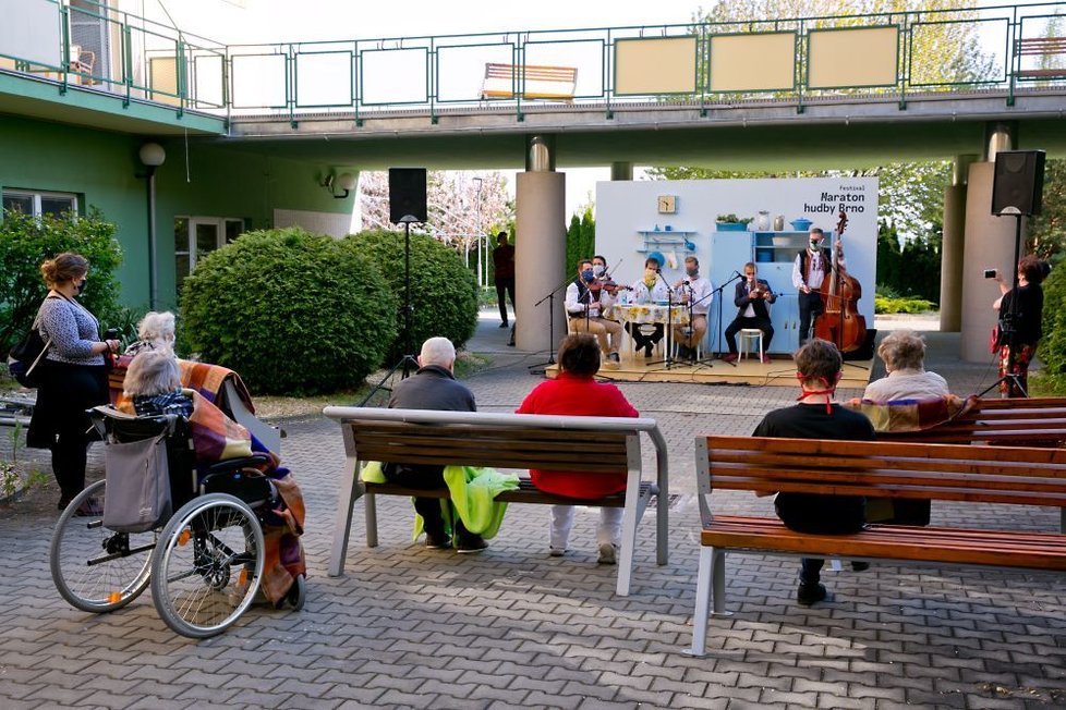 Serenáda pro radost izolovaných brněnských důchodců: Pódium ve formě kuchyňky Pódium, které vypadá jako kuchyňka, je postaveno v bezpečné vzdálenosti.