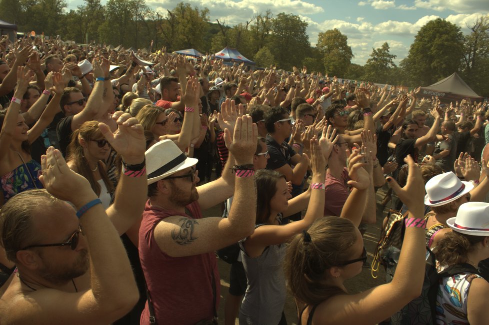 Během dvoudenního festivalu na hradě Veveří se i přes velká vedra frontmani kapel předháněli ve vtipkování.