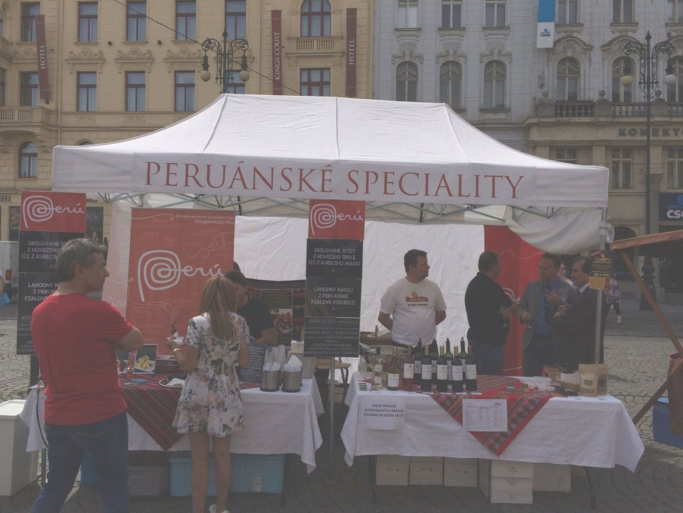 Sabor Latino Praha: Návštěvníci si mohou dát i peruánské speciality.