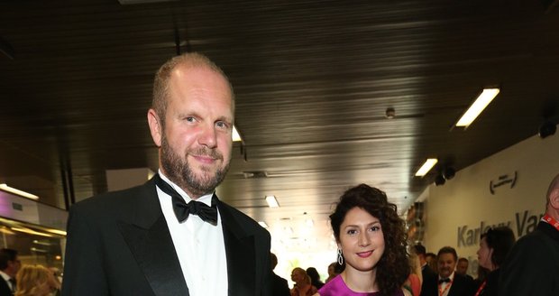 Martha Issová s partnerem Davidem Ondříčkem na festivalu v Karlových Varech.