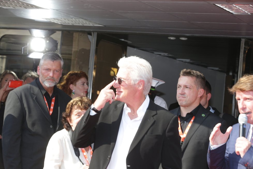 Richard Gere v Karlových Varech. Na festivalu na něj čekalo mnoho fanoušků.