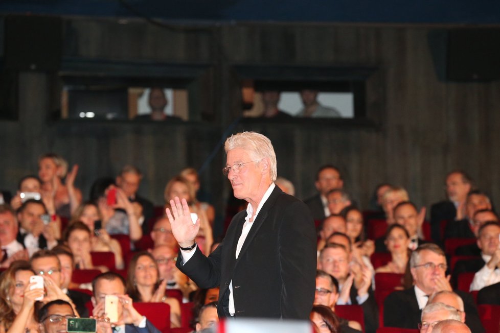 Richard Gere zdraví diváky na promítání.